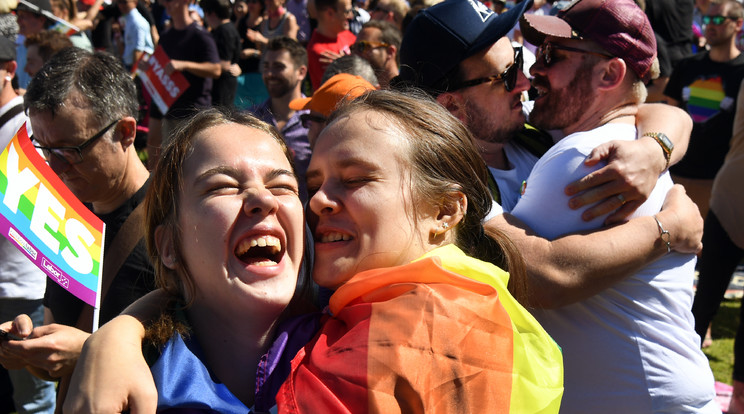 Az azonos neműek házasságának legalizálását támogatók ünnepelnek a közvélemény-kutatás eredményének kihirdetése után Sydneyben, november 15-én /Fotó: AFP