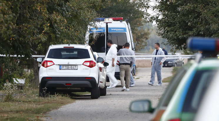 A csendes falusi utcában fél napon át tartott a helyszínelés a tragikus eset után /Fotó: Fuszek Gábor