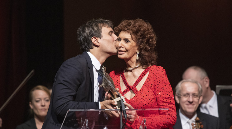 A bécsi gálán Sophia Loren a fiától, Carlótól vehette át az életműdíjat, piros ruhájától mindenki elámult a teremben /Fotó: MTI EPA