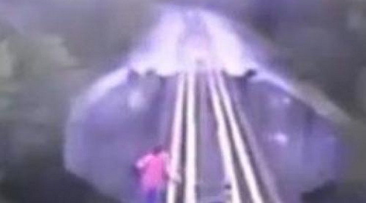 Nem volt hová menekülni a vonat elől a hídon – videó