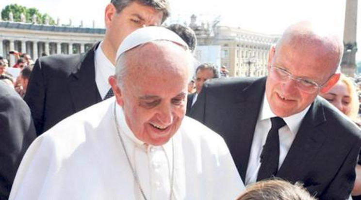 Egy kislánnyal cserélt sapkát Ferenc pápa