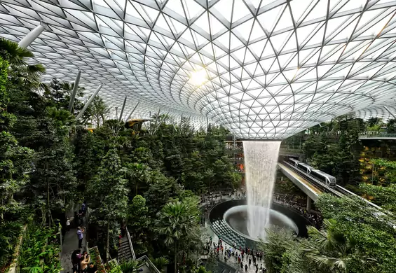 Otwarto najpiękniejsze lotnisko na świecie z gigantycznym wodospadem w środku