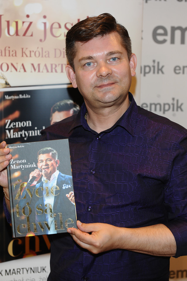 Zenon Martyniuk podpisuje swoją książkę