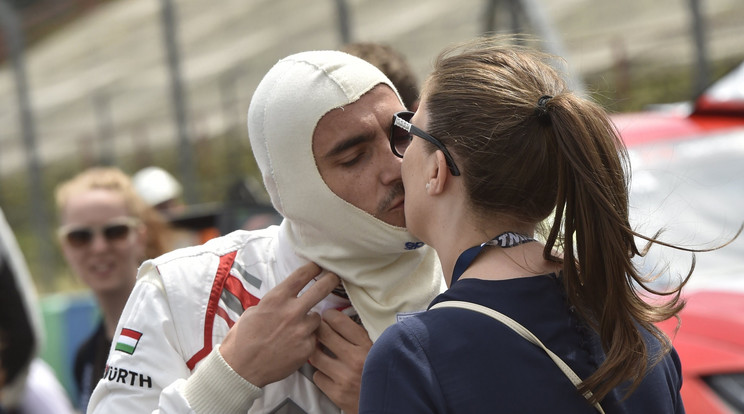 Michelisz Norbert csókot kapott feleségétől, Johannától a rajt előtt /Fotó: MTI