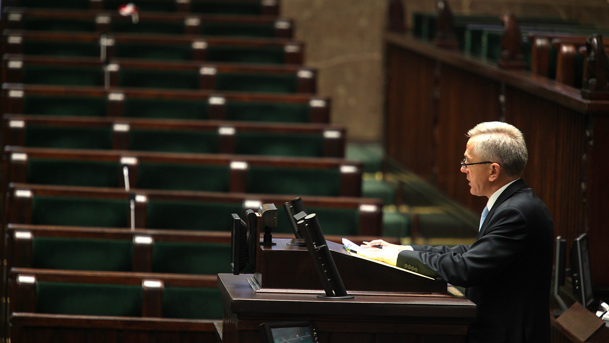 - Bezpieczeństwo na stadionach to priorytet rządu - zapewnił dzisiaj w Sejmie wiceminister SWiA Adam Rapacki. Przyznał, że rząd nie jest obecnie usatysfakcjonowany poziomem bezpieczeństwa na meczach, stąd konieczność zmian. Działania rządu skrytykowała opozycja.