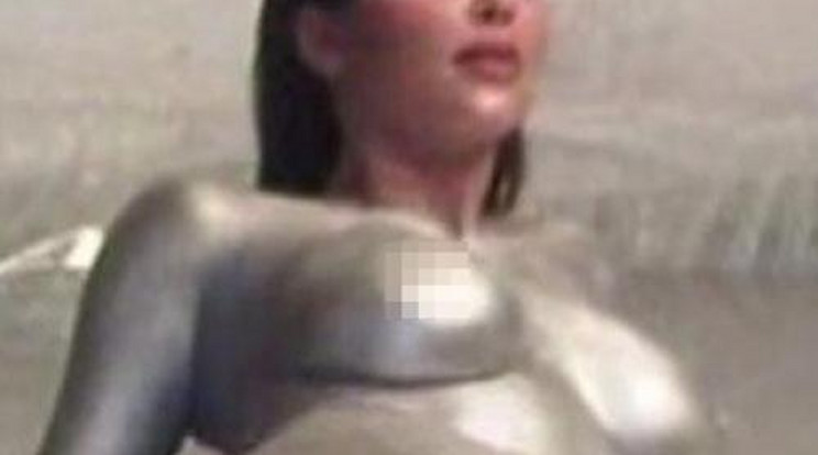 Extrém! Ezüst festékben hempereg a meztelen testű Kardashian - videó!