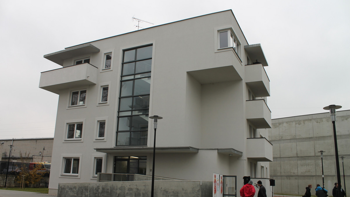 Pięć nowych bloków komunalnych z 75 mieszkaniami zostało właśnie oddanych do użytku na warszawskiej Pradze-Północ. Pierwsi lokatorzy dostali już klucze. - Święta spędzimy już w nowym domu - cieszyli się.