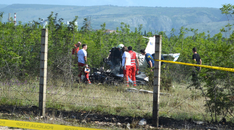 A mentősök és a tűzoltók vizsgálják a baleset körülményeit/Fotó: AFP