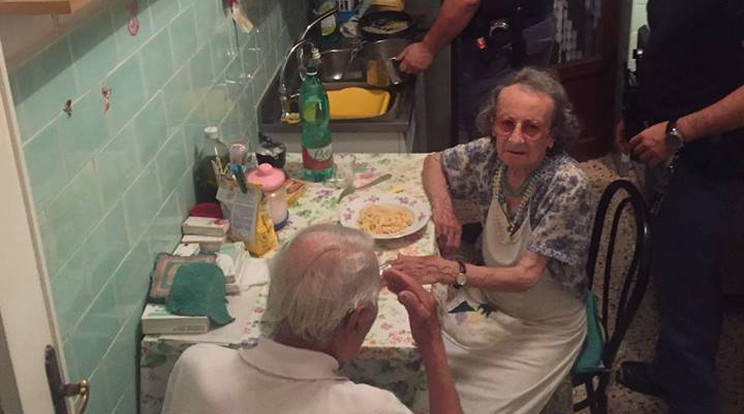 A rendőrök spagettival kedveskedtek az idős párnak/Fotó:Facebook