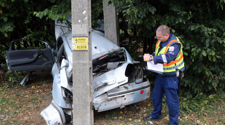 Tragédia: István alig 
két kilométerre  jutott el a 
faluban, lesodródott, és 
a Fiattal egy 
betonoszlopnak vágódott /Fotó: MTI-Vajda János