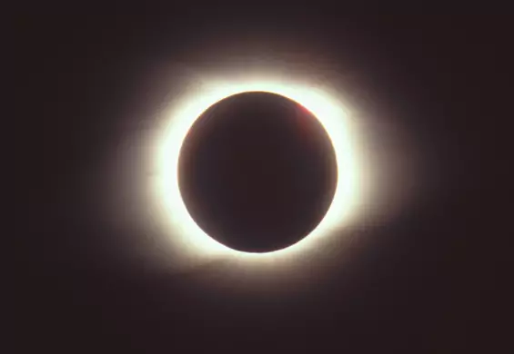 Dziś całkowite zaćmienie słońca. 5 linków, gdzie zobaczysz "pierścień z diamentem"