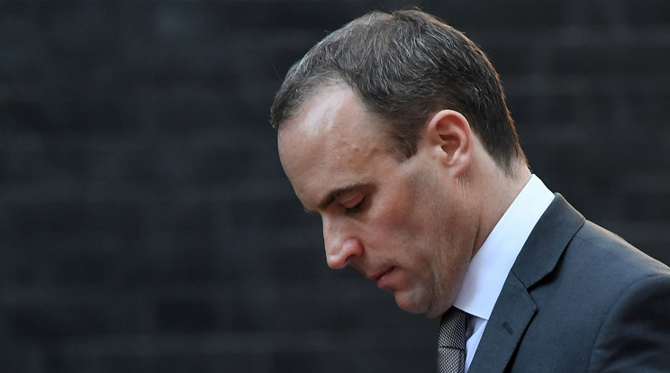 Dominic Raab érkezik a kormányülésre, lemondása előtt / MTI/EPA/Andy Rain