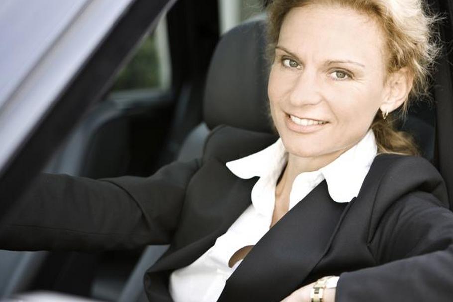 kobieta manager praca sukces samochód kariera