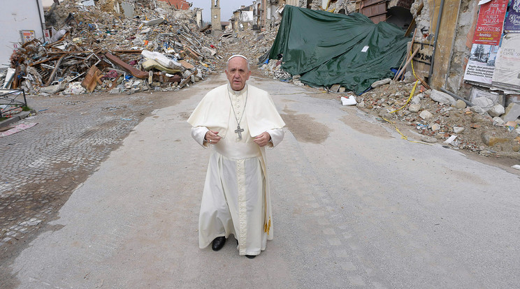 Ferenc pápa Amatrice romos központjában / Fotó: AFP