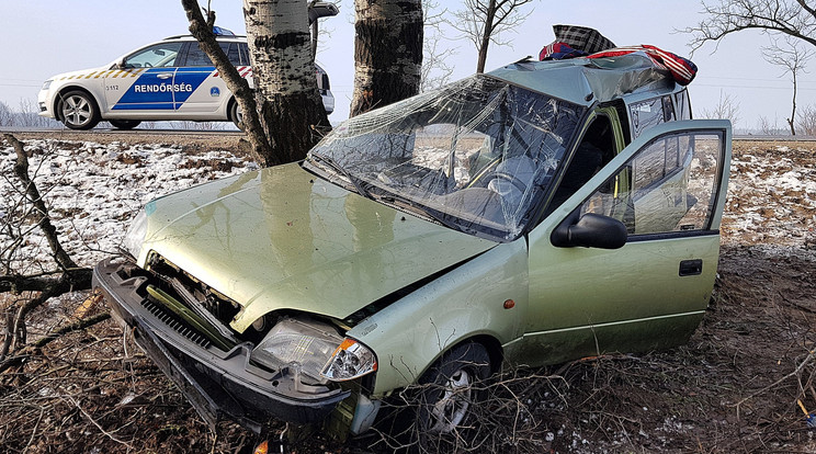 Az úttestről letért, fának ütközött, összetört személygépkocsi Pirtó közelében / Fotó: MTI Donka Ferenc
