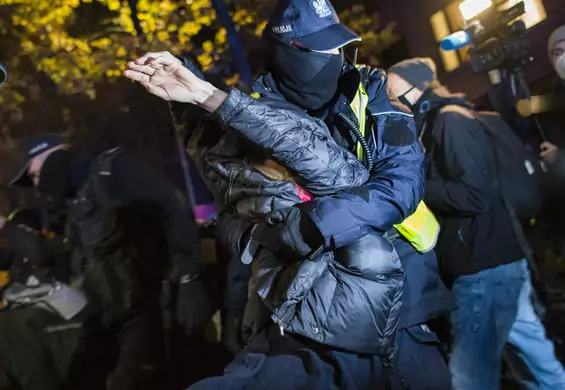 Protestują do końca, bez względu na brutalność policji, gaz i urazy. Krzyczą: zróbmy rewolucję!