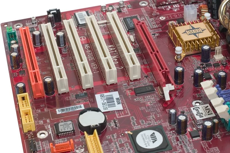 Płyta główna MSI K8T Neo2 zaprojektowana jest poprawnie lecz bez ekstrawagancji. Umieszczenie karty graficznej o rozbudowanym układzie chłodzącym doprowadzi do zablokowania gniazda PCI sąsiadującego ze złączem AGP.
