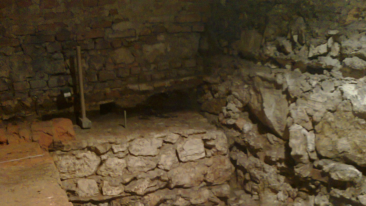 Krakowscy archeolodzy odkryli największy w Polsce średniowieczny piec. Na znalezisko natrafiono podczas prac związanych z budową Panteonu Narodowego w kryptach kościoła świętych Piotra i Pawła.