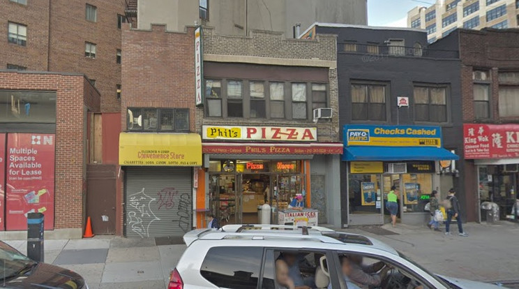 A pizzázó mellett balra, lehúzott rolóval látható kisboltot rabolták ki / Fotó: Google Earth