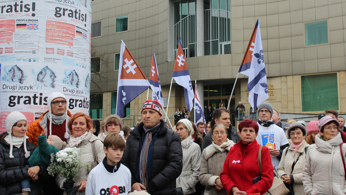 Chcą całkowitego zakazu aborcji w Polsce. Organizatorom czarnych protestów zarzucają ukrywanie prawdy, a politykom PiS – obłudę i zachowania niehumanitarne. Rozmawiamy z przedstawicielami Fundacji Pro - Prawo do Życia, którzy w wielu miastach pomogli zebrać ponad 450 tysięcy podpisów pod projektem ustawy, bezwarunkowo zakazującej przerywania ciąży.