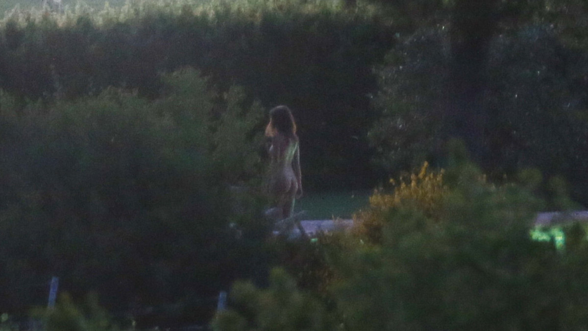 Emily Ratajkowski nago na planie filmu "Welcome home"