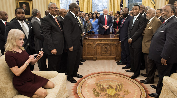 Kellyanne Conway otthon érzi magát az elnöki dolgozóban / Fotó: AFP