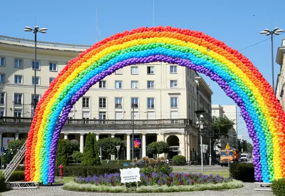 Tęcza wróciła na pl. Zbawiciela. Posłuży do filmu, o którym mówi się coraz więcej