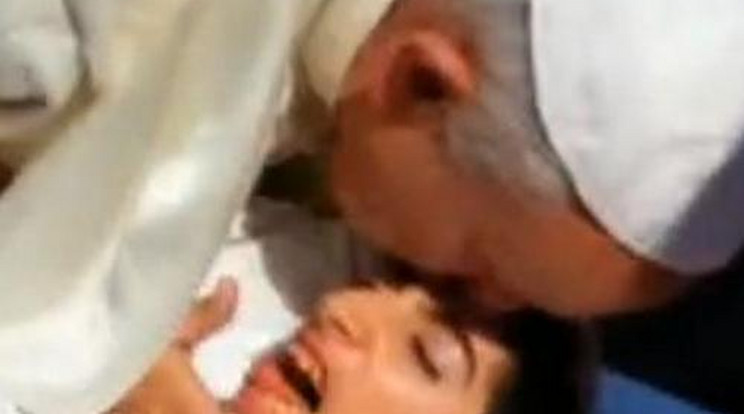 Útszélén csókolta meg a lányt a pápa – videó!