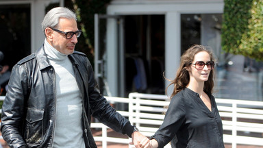 Jeff Goldblum z ciężarną żoną na spacerze. 64-letni aktor wkrótce po raz drugi zostanie ojcem