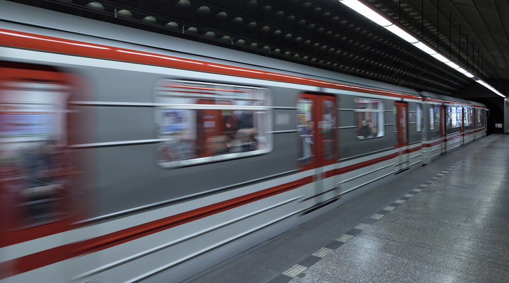 A metrón esett egymásnak a pár /Fotó: Northfoto - illusztráció