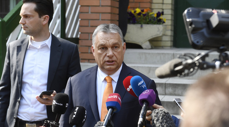 Orbán Viktor az újságírói kérdésekre válaszol szavazata leadása után / Fotó: MTI Koszticsák Szilárd