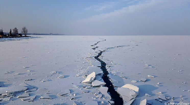 Hasadás a balaton jegén 