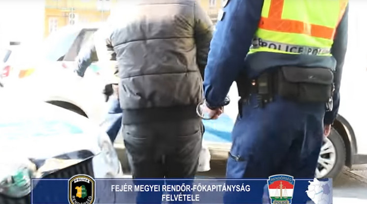 A férfit azok az ismerősei dobták fel, akiket megbízott volna a szüleik meggyilkolásával. Bilincsben vitték el / Foto: police