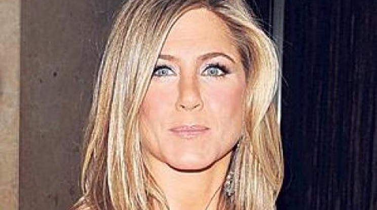 Vazelintől üde Aniston