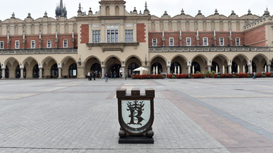 Słynna skarbonka wróciła na krakowski Rynek