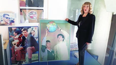 Biserka pored zajedničke slike Dražena i Roka Petrovića, koji je takođe stradao