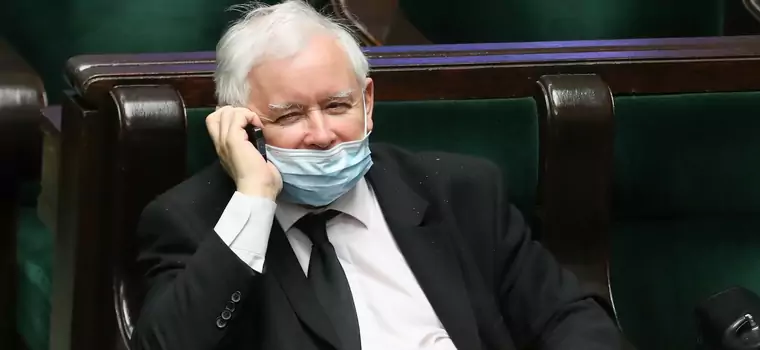 Kaczyński poleca używanie "swojego" telefonu, aby uniknąć Pegasusa. Z czego korzysta?