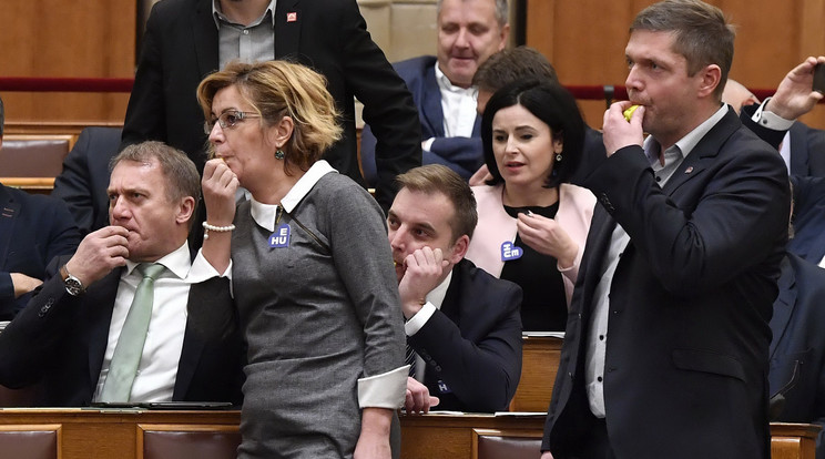 Bangóné Borbély Ildikó (MSZP) és Tóth Bertalan (MSZP) a Parlament hétfői ülésén-MTI Máthé Zoltán