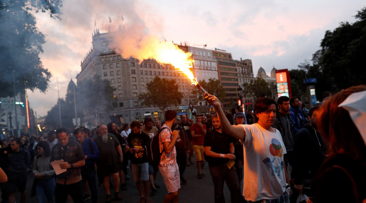 A katalán függetlenséget támogató aktivisták tüntetnek Barcelonában 2018. október 1-jén /Fotó: MTI/EPA-Marta Pérez