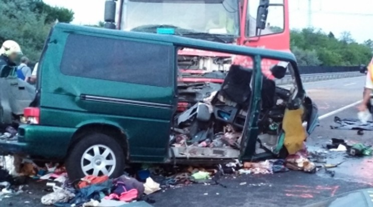 A kisbuszból szinte semmi nem maradt, a helyszínelőket is megrázta a látvány, ami az ütközésnél fogadta őket /Fotó: poilice.hu