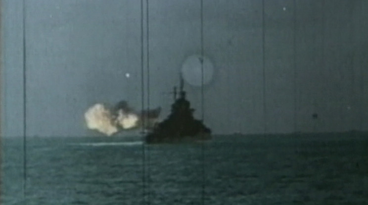 A bádogteknők küzdelme című dokumentumfilm bemutatja, hogy lepte meg a japán nehéztüzérséget  a megmaradt őrhajókból álló amerikai egység