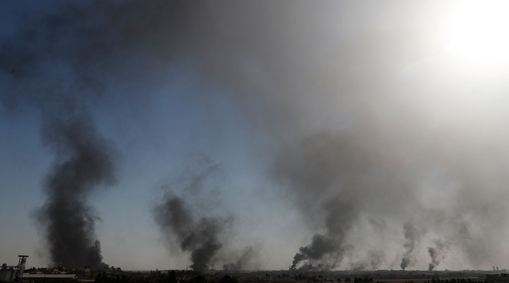 A török haderő bombázásának füstje száll szíriai területen, a délkelet-törökországi Sanliurfa tartomány Akcakale településéről fényképezve / Fotó: MTI/AP/Lefterisz Pitarakisz