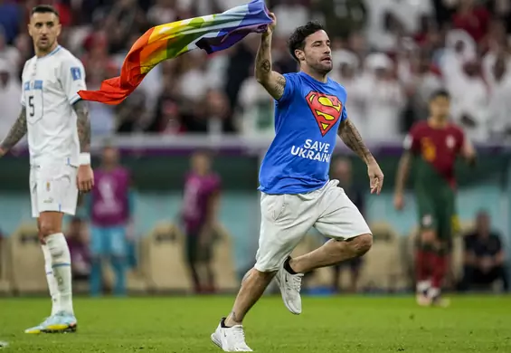 Mundial w Katarze. Kibic wbiegł na boisko z flagą LGBT+