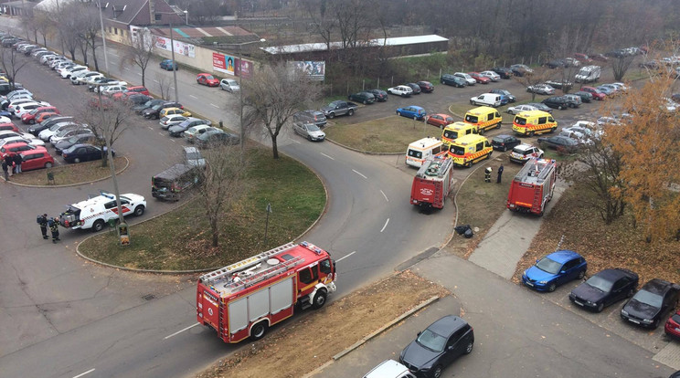 Katasztrófavédők és mentők jelenetek meg a főiskola mellett