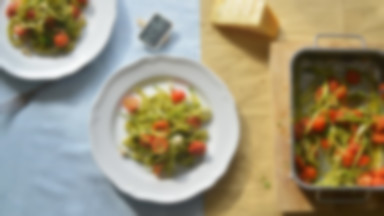 Makaron z domowym pesto, cukinią, pieczonymi pomidorkami i orzechami nerkowca