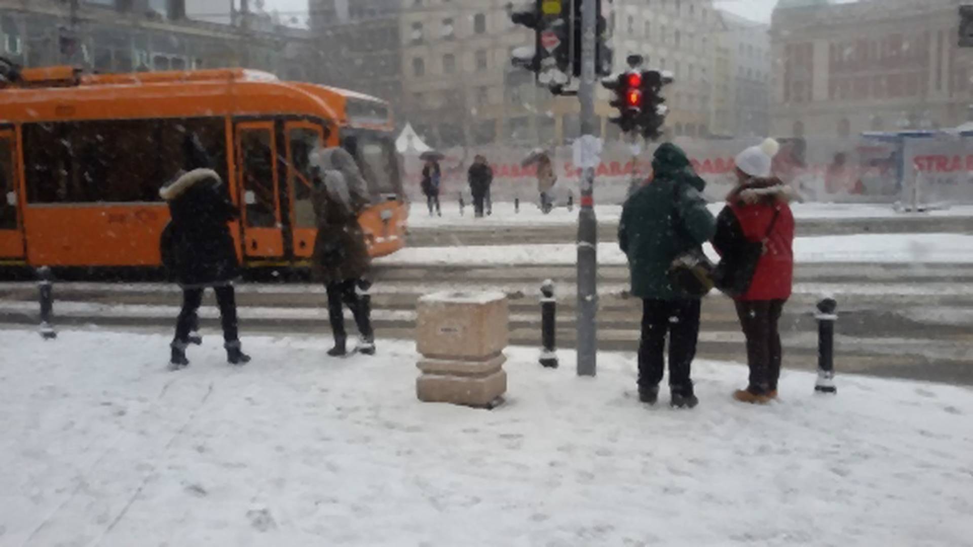 Snimak zavejanih autobusa u BG-u posle kog možeš samo da plačeš