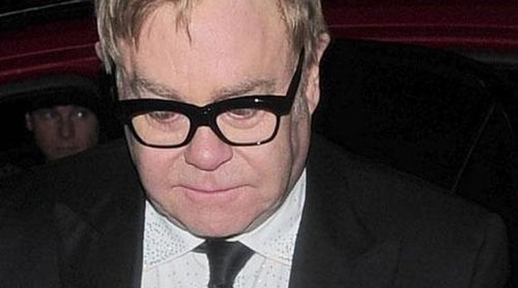 Karácsony előtt megházasodik Elton John
