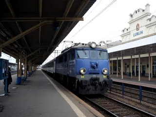 pociąg_koleje_PKP_dworzec