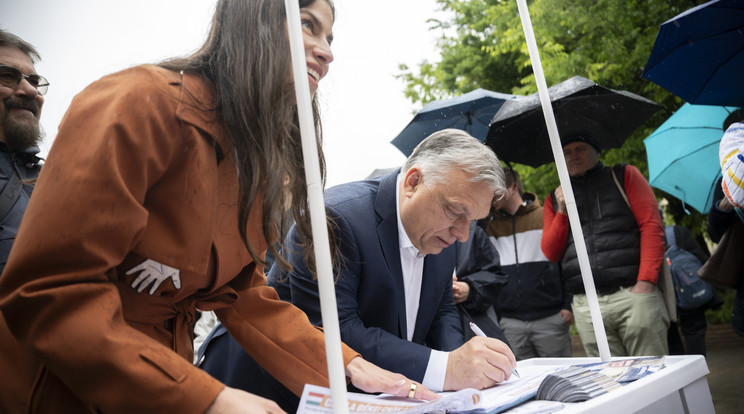 Orbán Viktor meglátogatta az aláírást gyűjtő Szentkirályi Alexandrát / Fotó: MTI/Miniszterelnöki Sajtóiroda/Benko Vivien Cher