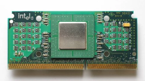 Intel Celeron 300A z dwudziestego wieku! Procesor był jednym z niedocenionych królów overclockingu. W niektórych wypadkach udawało się go zmusić do pracy z dwa razy wyższym zegarem - bez potrzeby stosowania wentylatora!